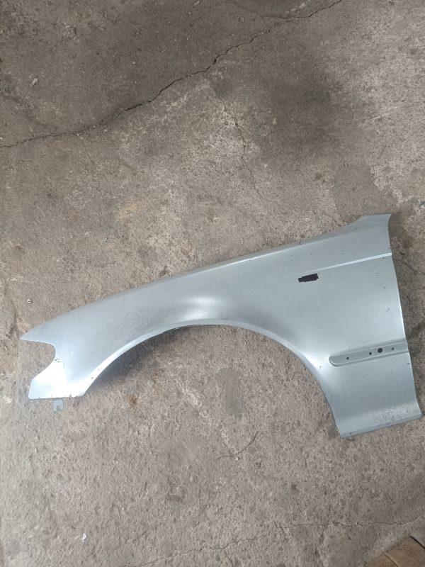 BMW E46 Facelift kreisās puses priekšas spārns