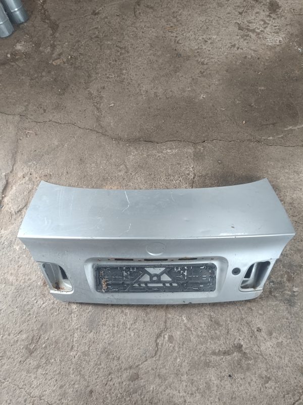 BMW E46 Sedans Bagāžas nodalījuma vāks